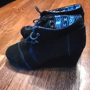 Tom's wedges, black, size 7.5